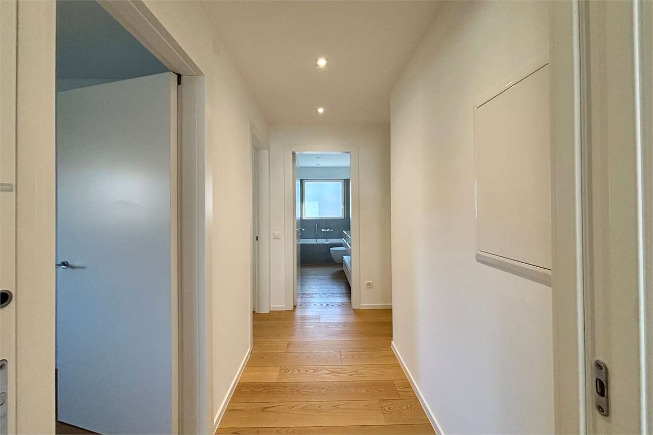 Heller Flur mit Blick ins Badezimmer