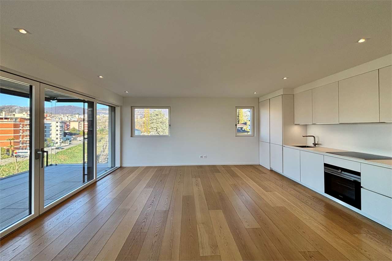 Offener Wohnbereich mit Küche und großer Glasfront