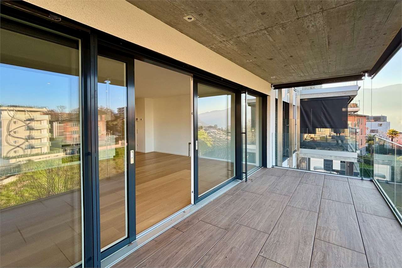 Moderne Loggia mit Glasgeländer