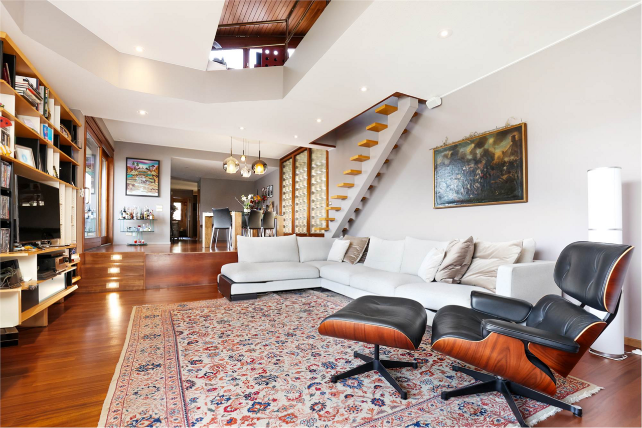 Modernes Wohnzimmer mit Galerie und Treppe
