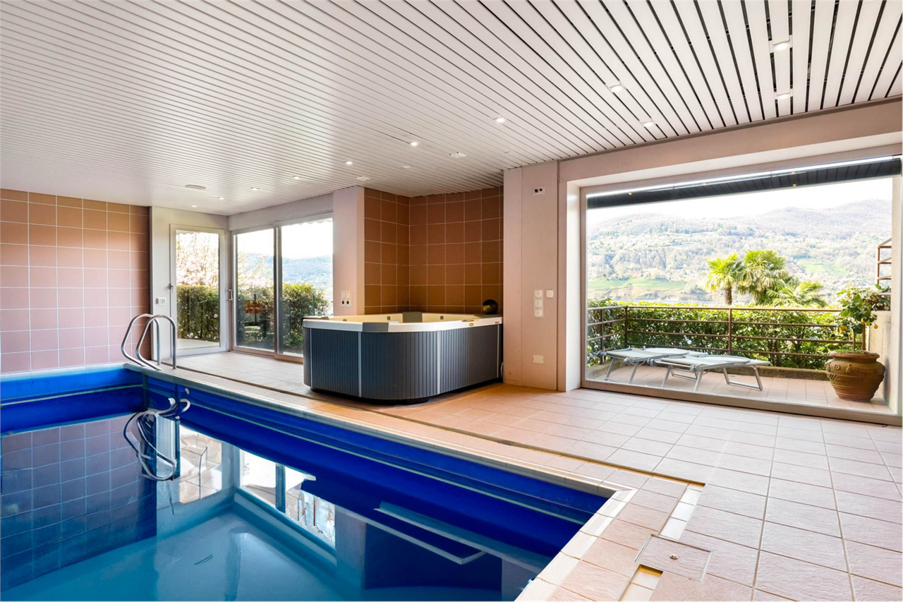 Innenpool mit Whirlpool und Panoramablick