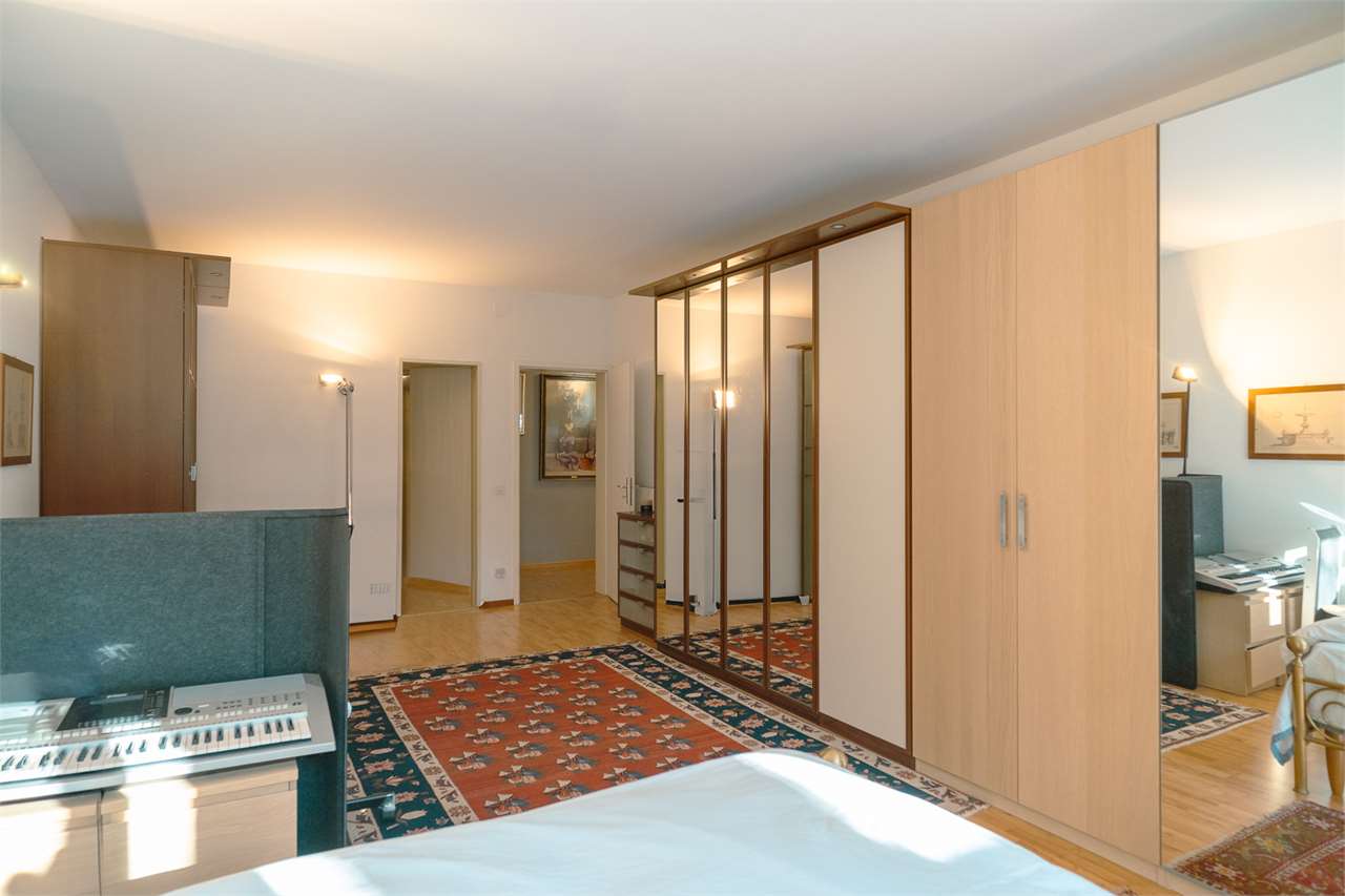 Helles Schlafzimmer mit großen Einbauschränken