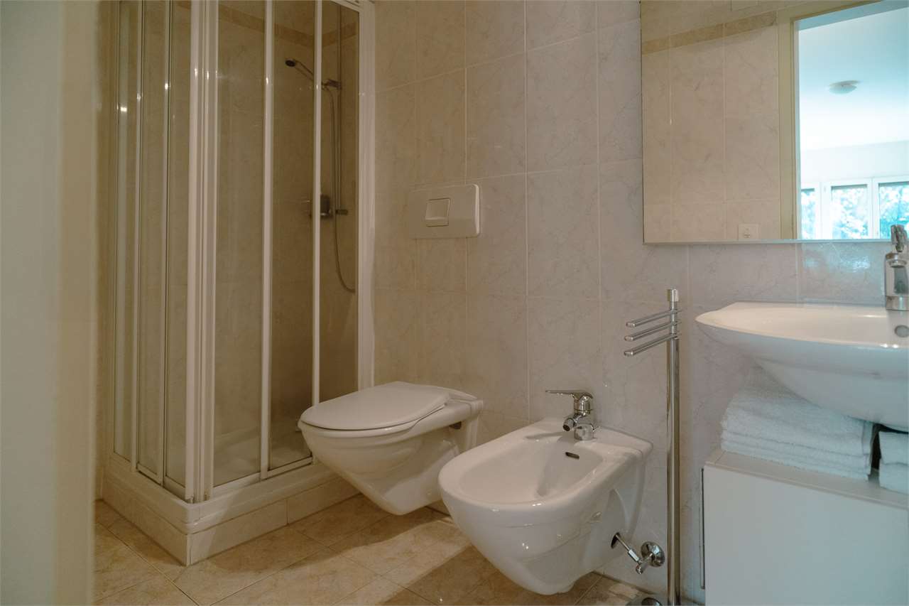 Badezimmer mit Dusche, Bidet und Waschbecken