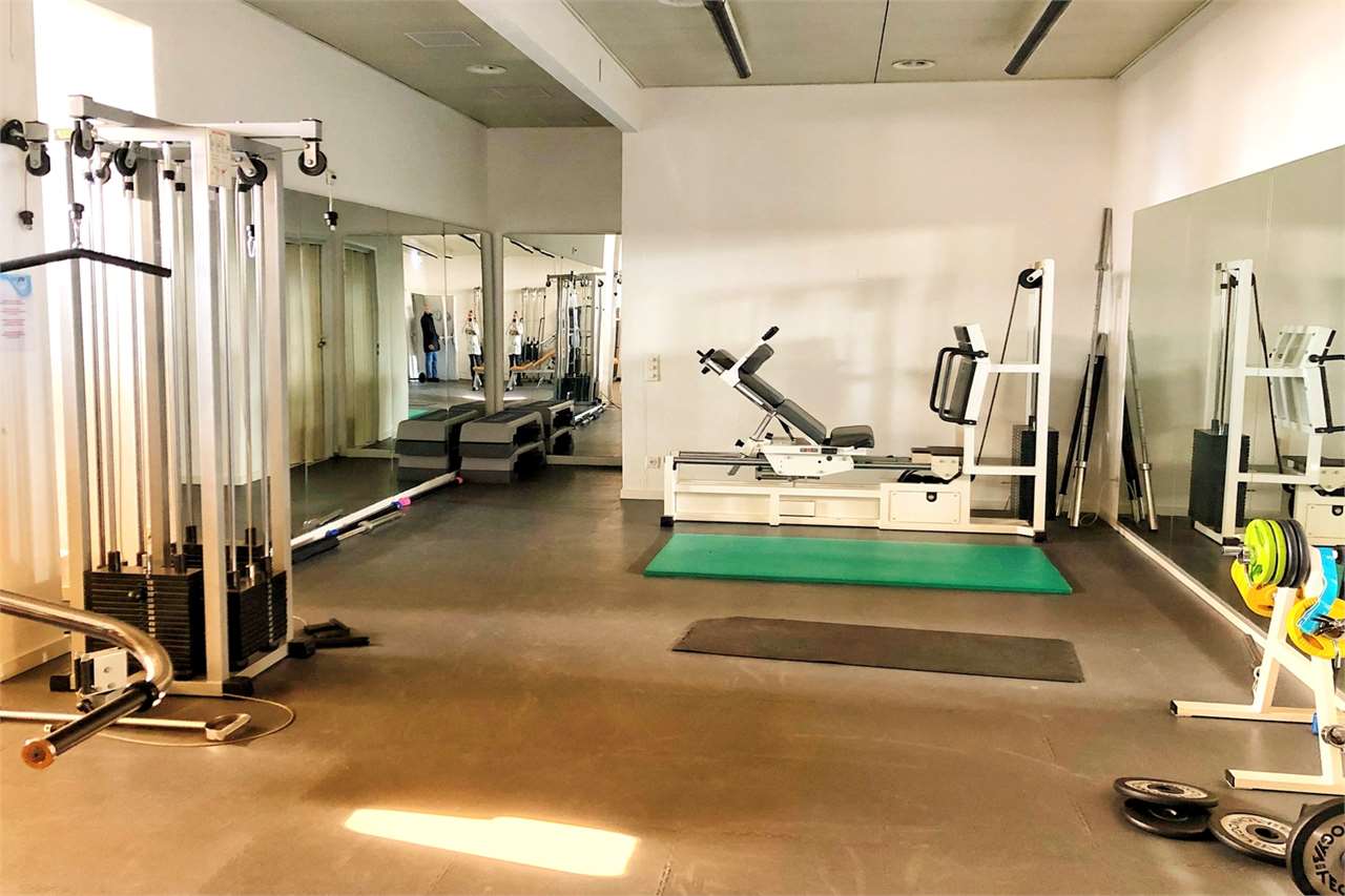 Fitnessraum mit Trainingsgeräten