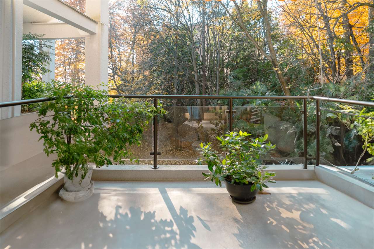 Balkon mit Pflanzenblick