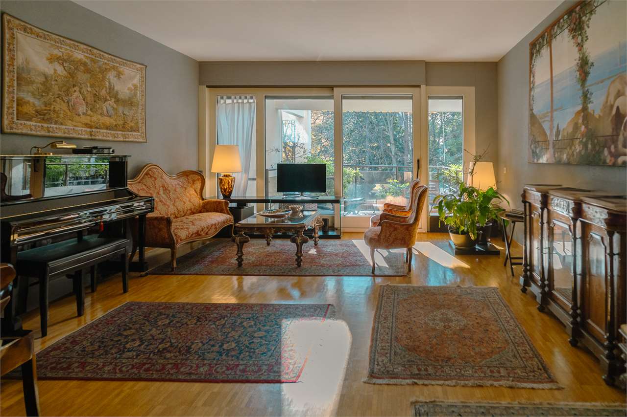 Wohnzimmer mit Piano und Balkonblick