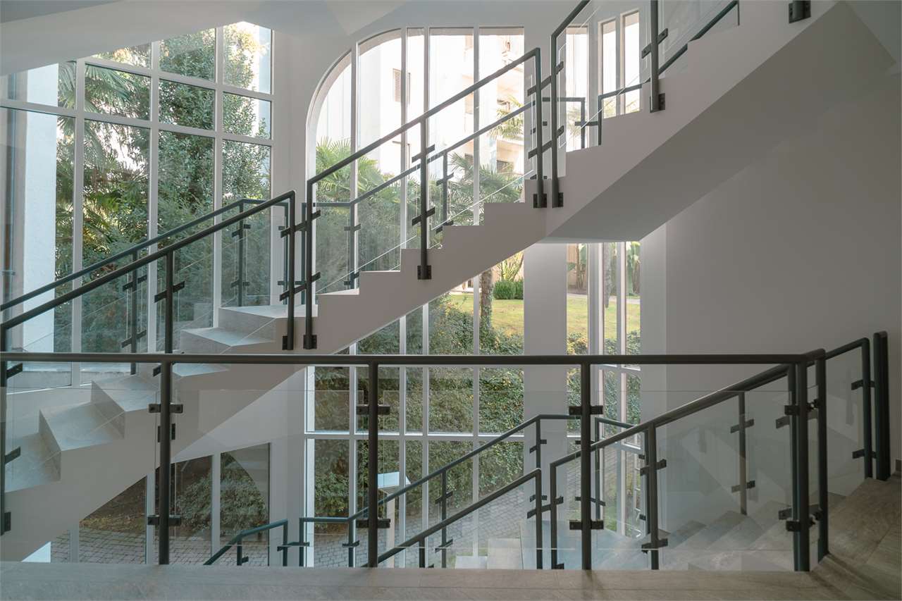 Modernes Treppenhaus mit großen Fenstern