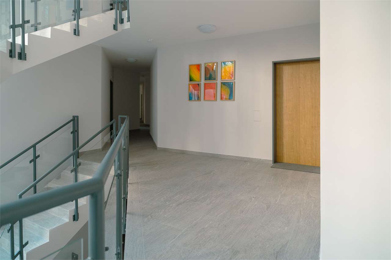 Modernes Treppenhaus mit Flur