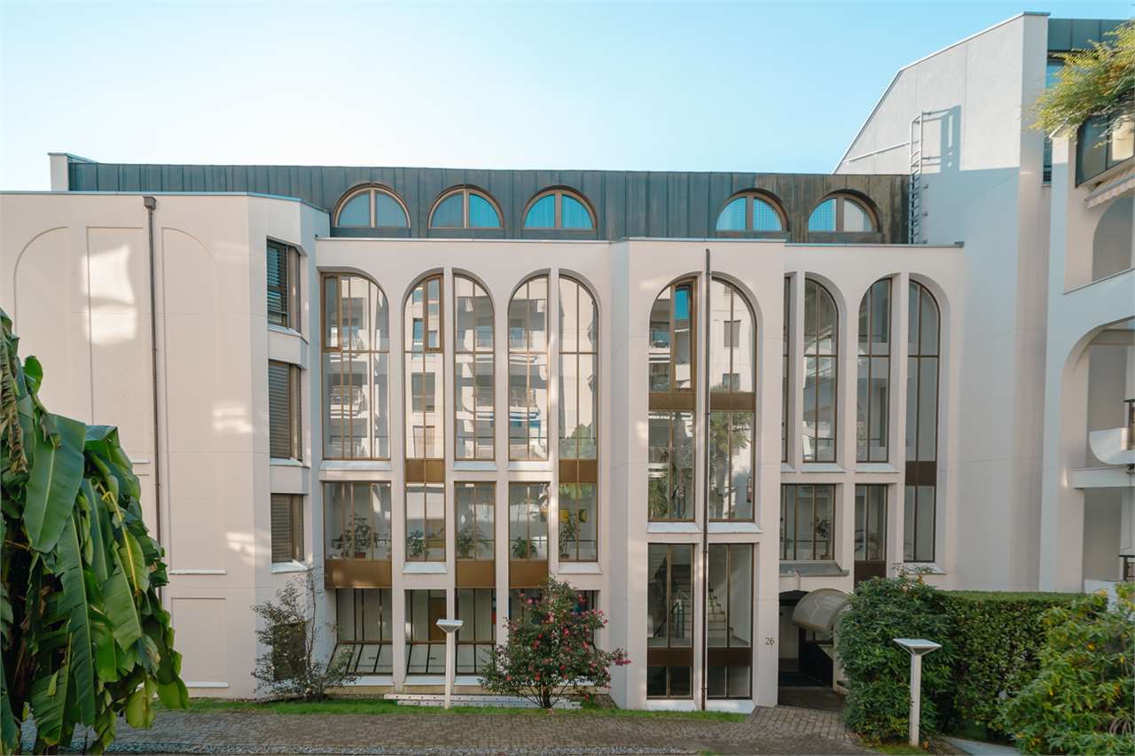 Moderne Wohnanlage mit großen Rundbogenfenstern