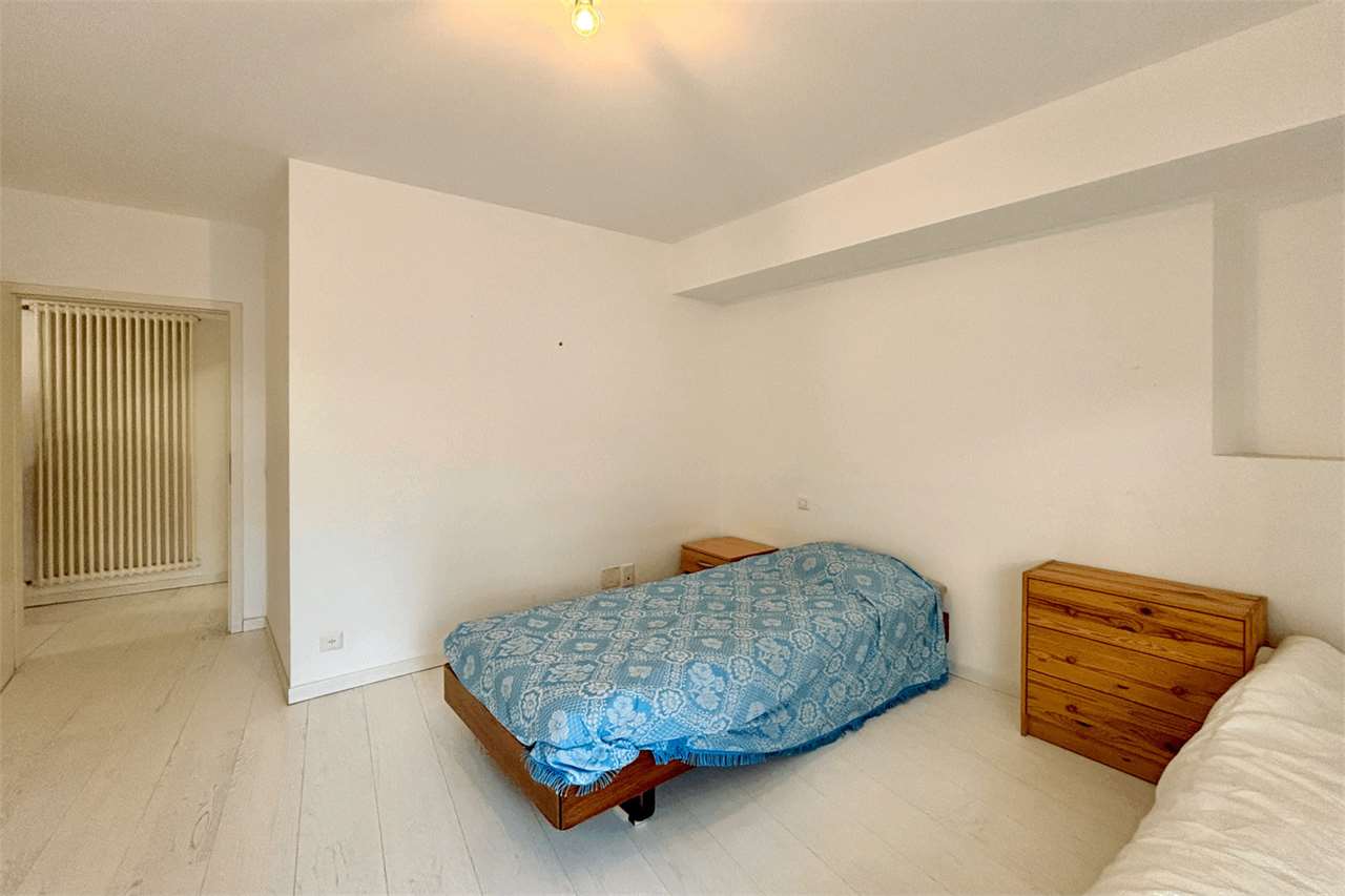 Schlichtes Schlafzimmer mit zwei Einzelbetten