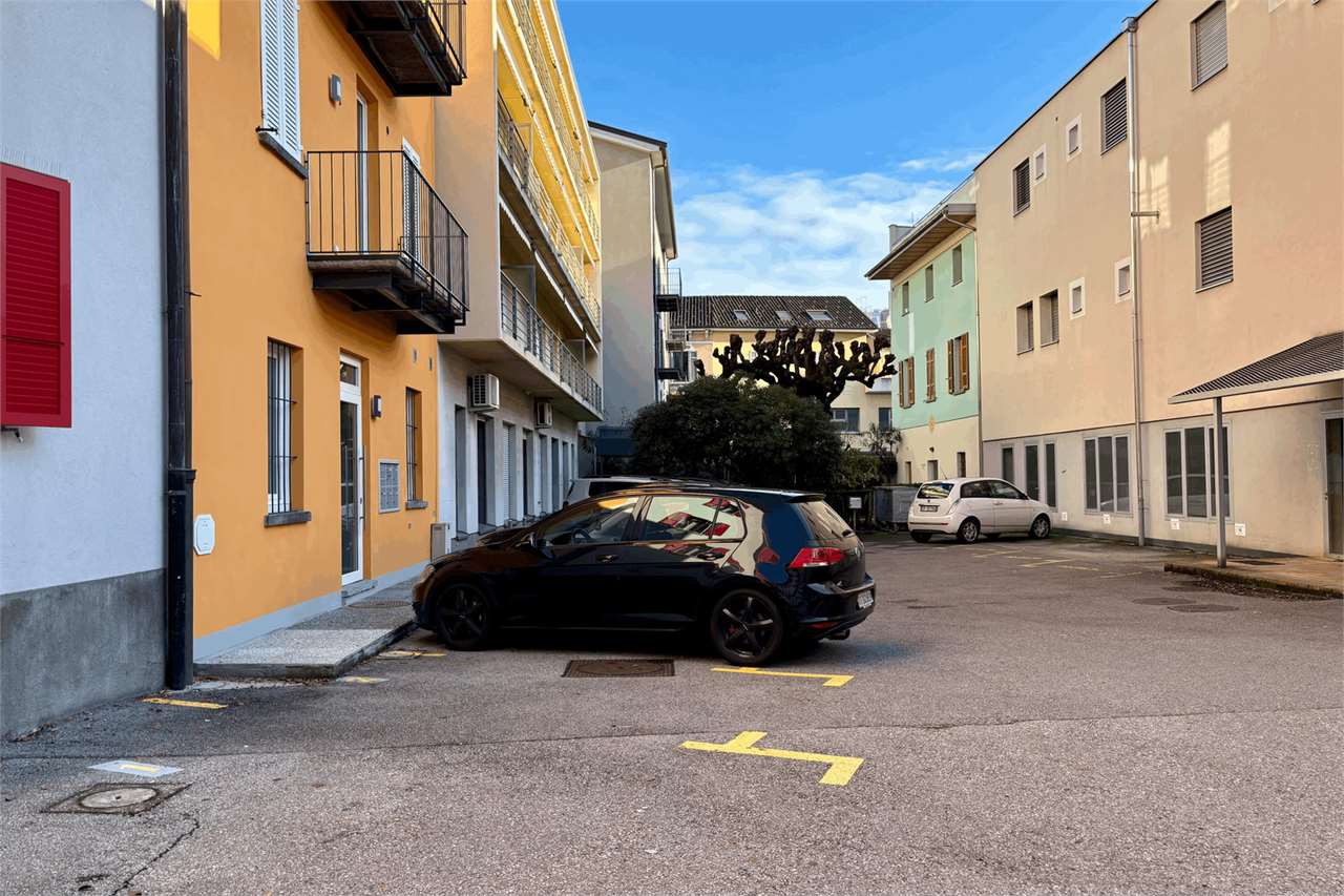 Innenhof mit Wohngebäuden und geparkten Autos