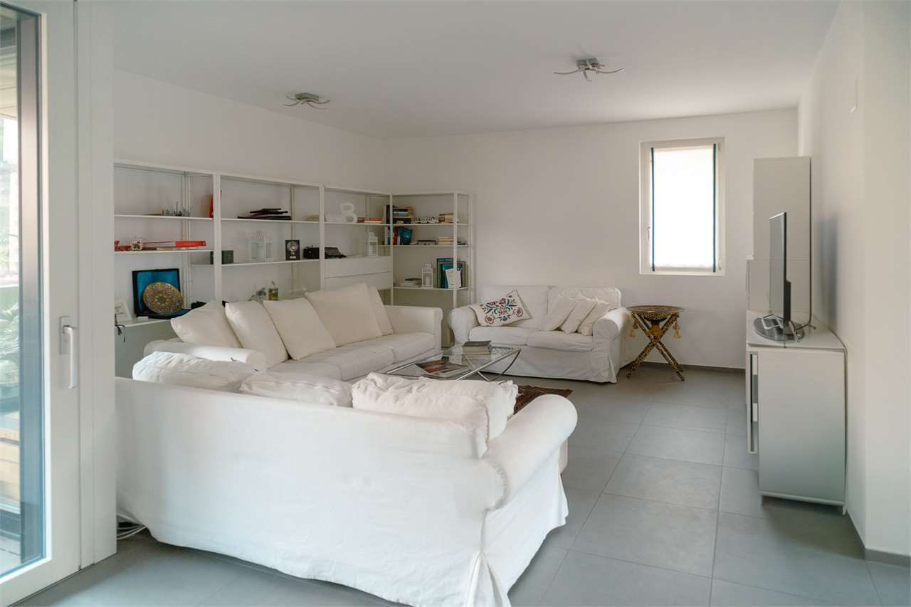 Heller Wohnraum mit weißen Sofas