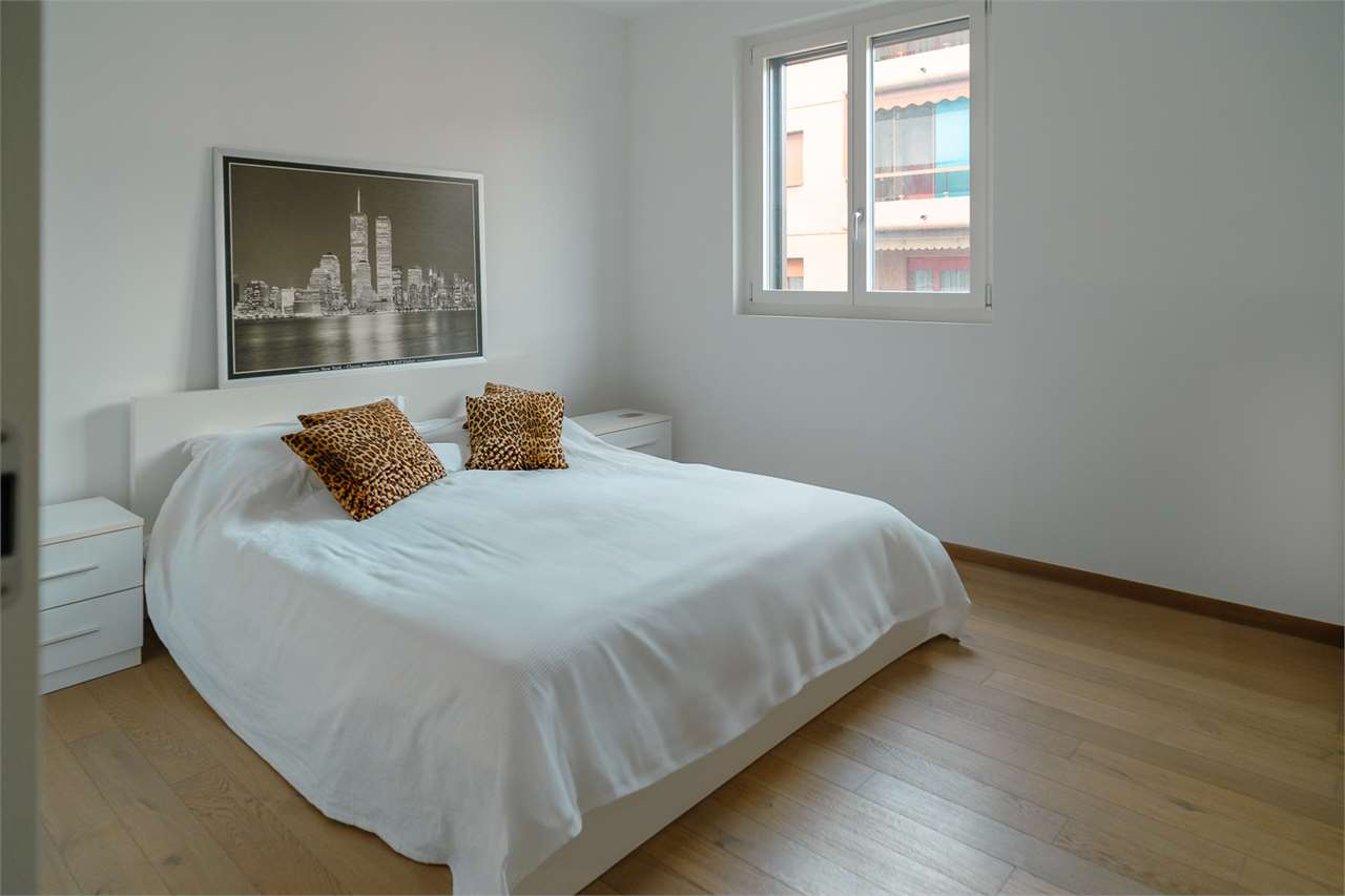 Helles Schlafzimmer mit schlichtem Doppelbett