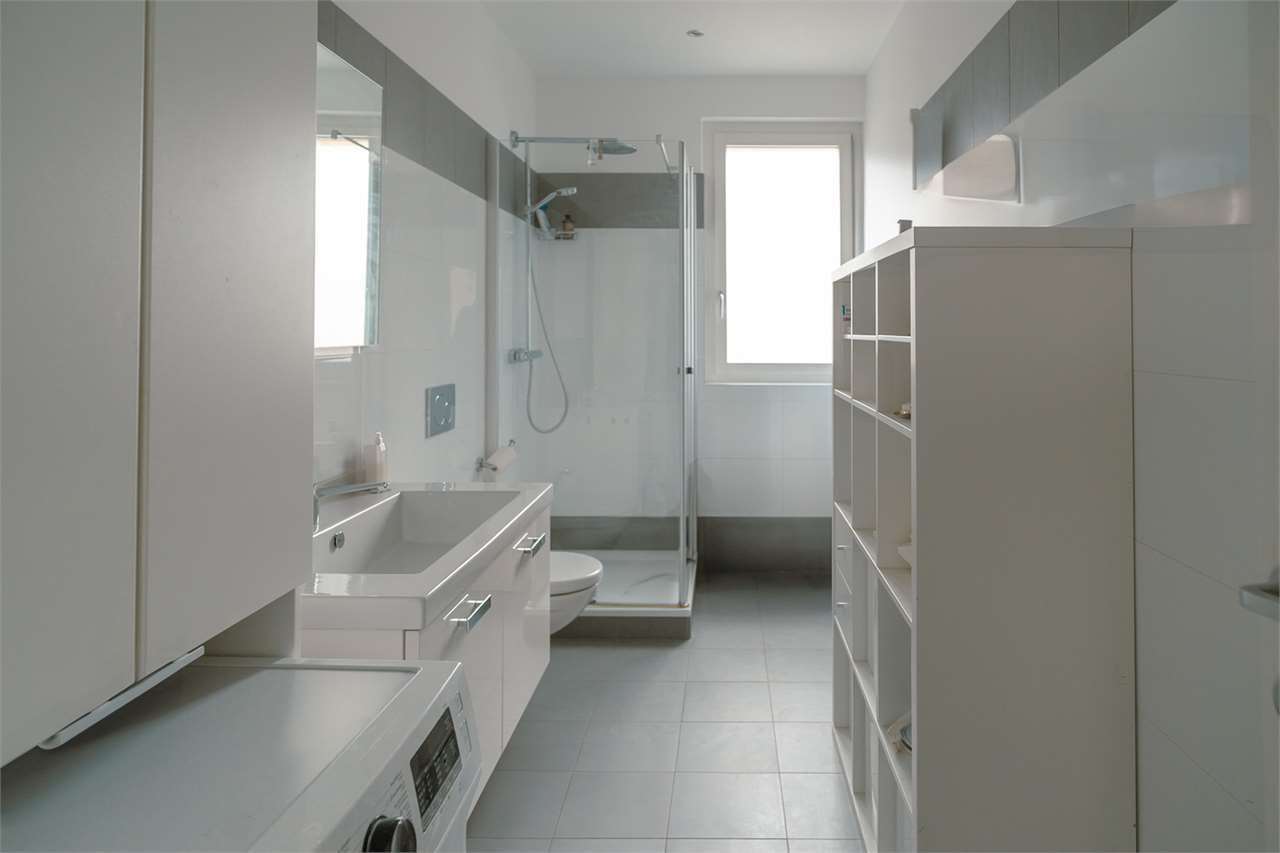 Modernes Badezimmer mit Dusche und Fenster
