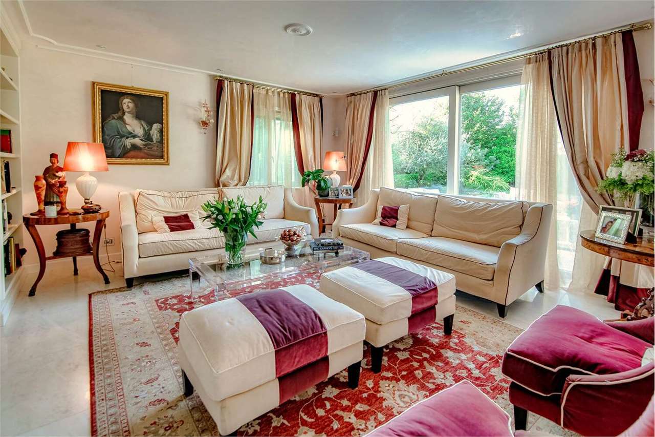 Elegantes Wohnzimmer mit Gartenblick