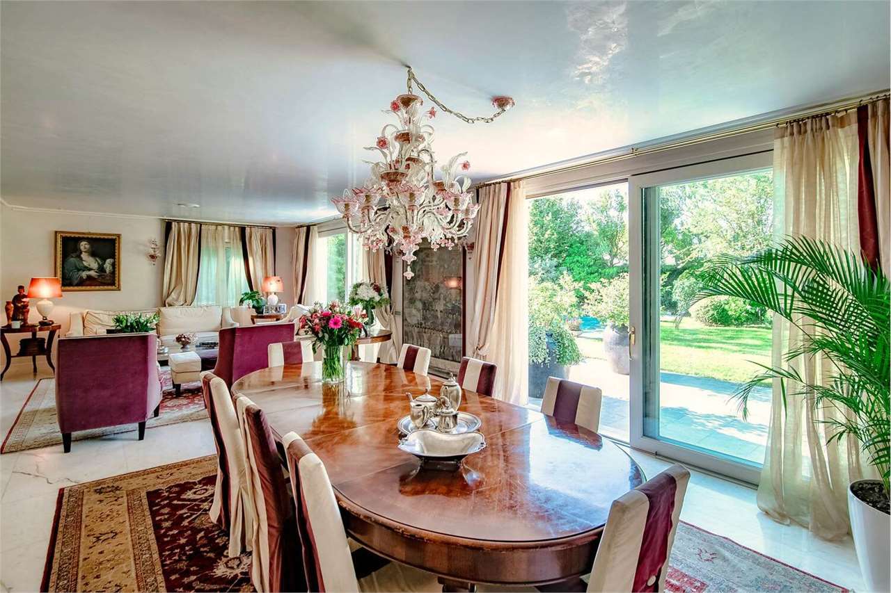 Elegantes Wohn- und Esszimmer mit Gartenblick
