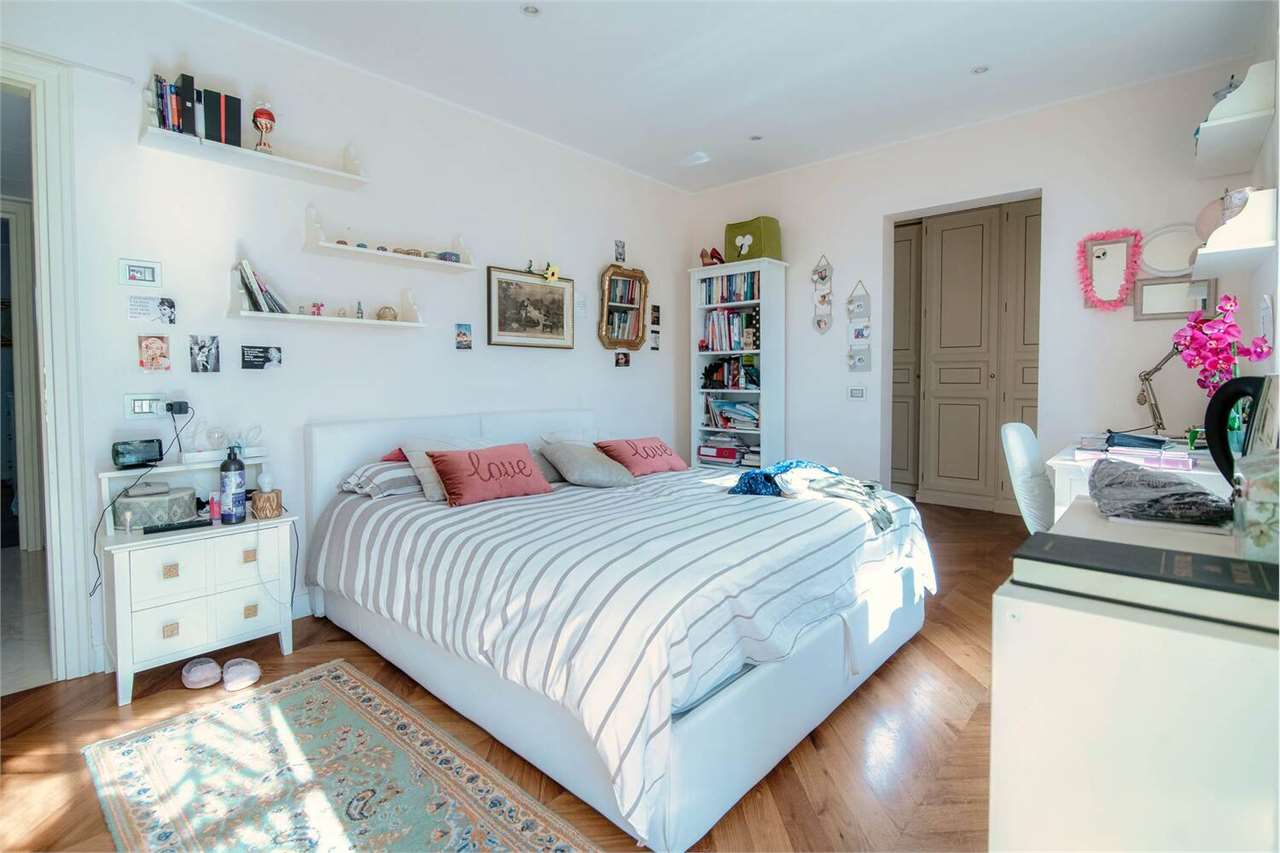 Helles Schlafzimmer mit weißer Einrichtung