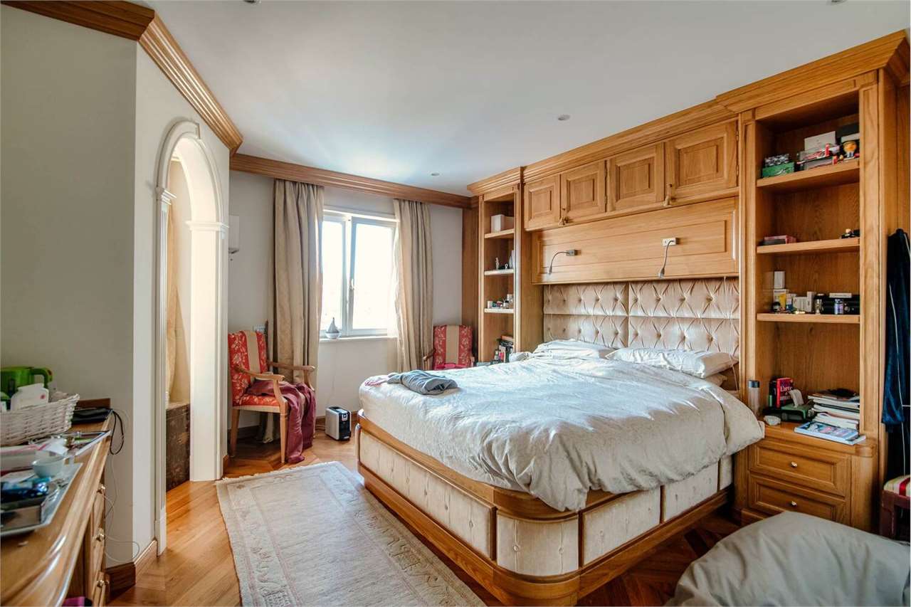 Schlafzimmer mit Einbauschrankwand