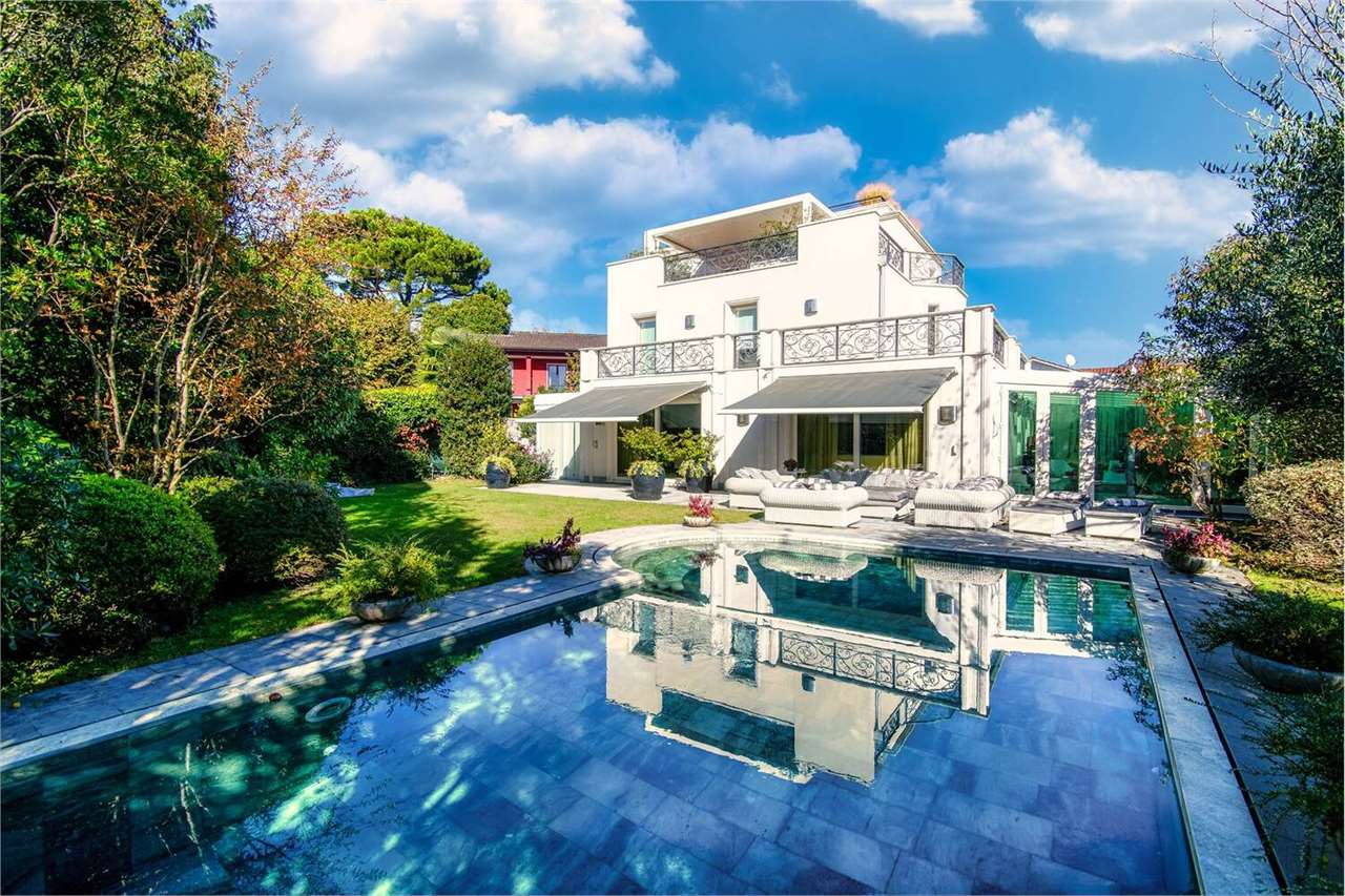 Luxusvilla mit Pool und Garten