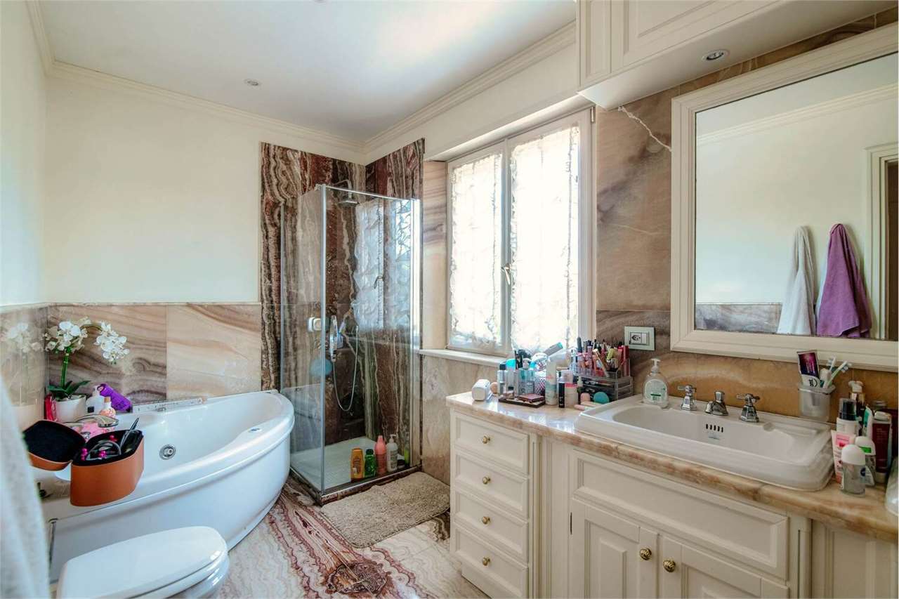Luxuriöses Badezimmer mit Wanne und Dusche