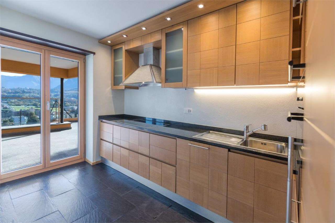 Moderne Küche mit Blick ins Freie