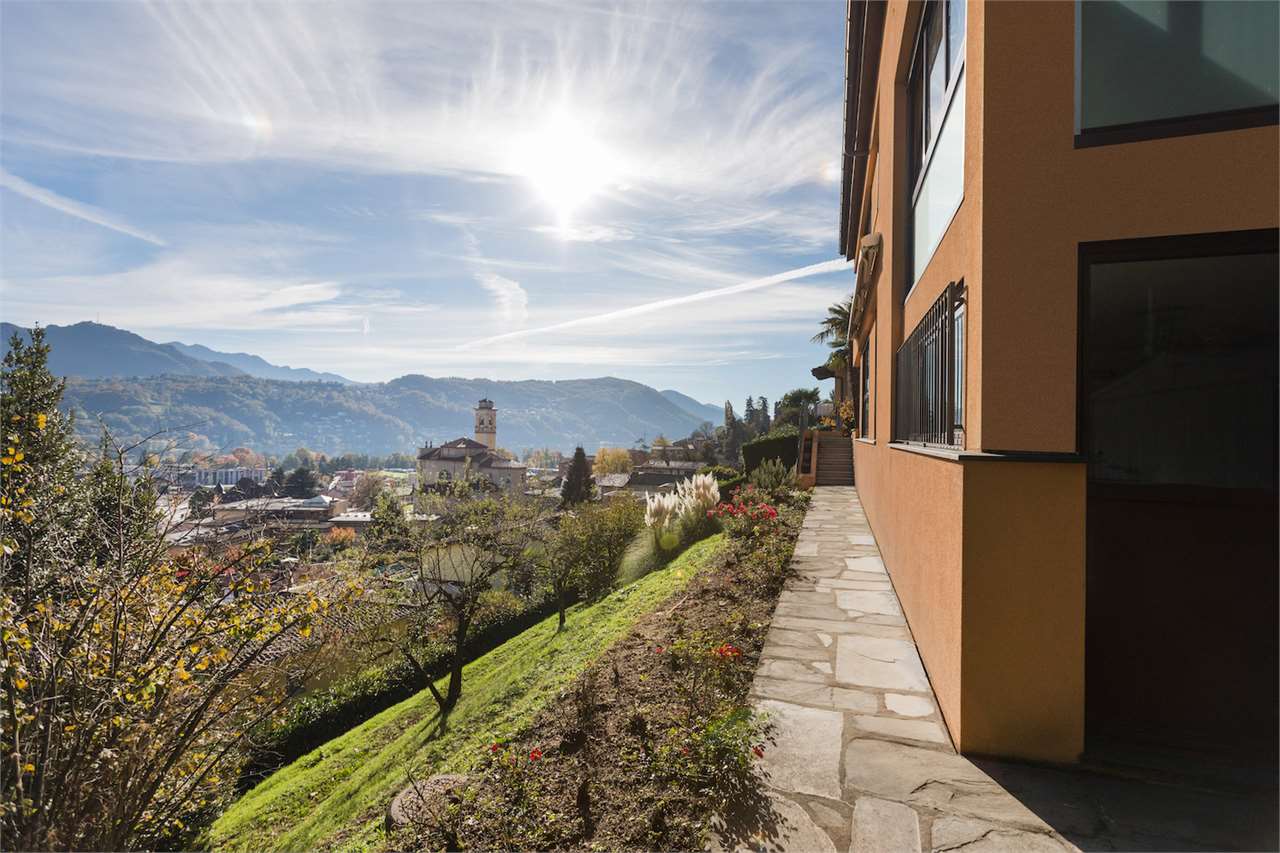 Haus mit Panoramagarten und Bergblick