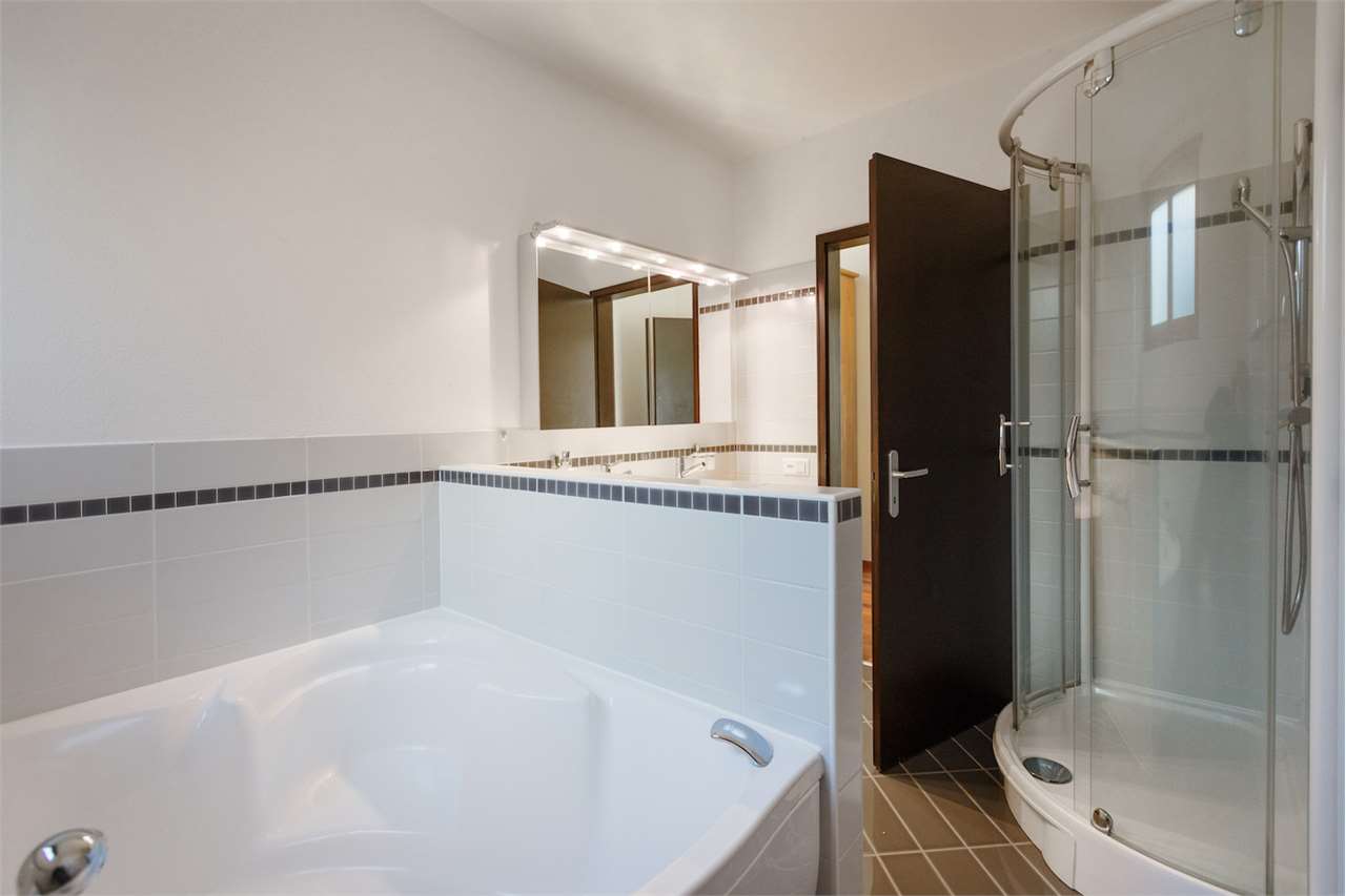 Modernes Badezimmer mit Eckbadewanne und Dusche