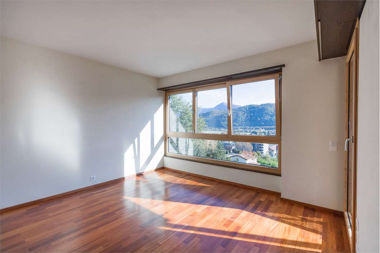 Heller leerer Raum mit Bergblick