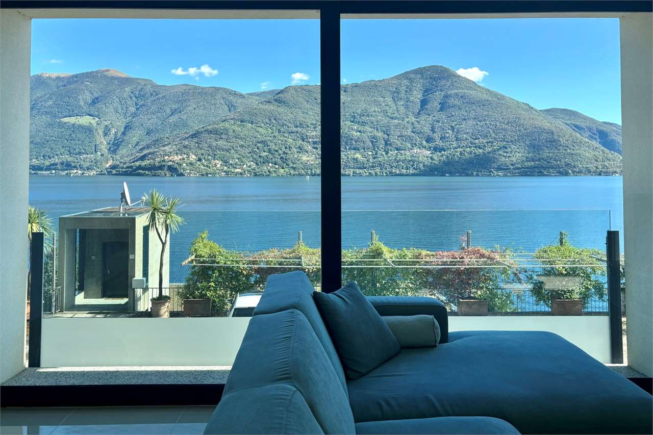 Wohnraum mit Panoramablick auf See und Berge