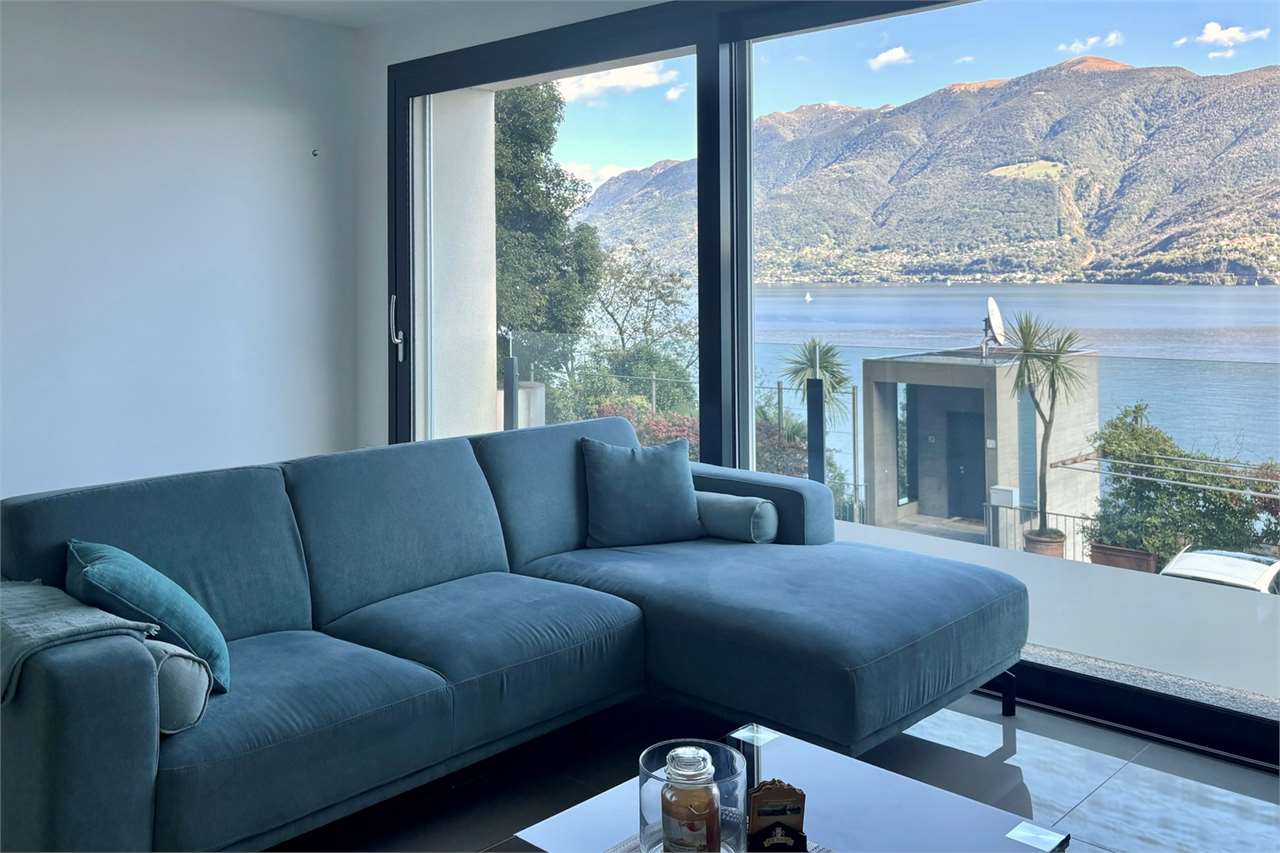 Wohnzimmer mit Seeblick