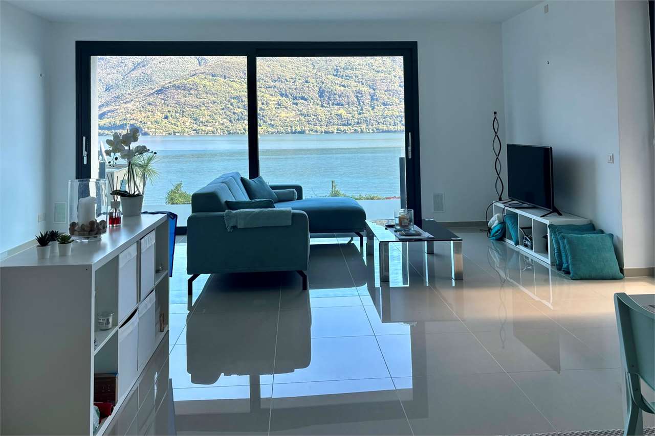 Heller Wohnbereich mit Seeblick