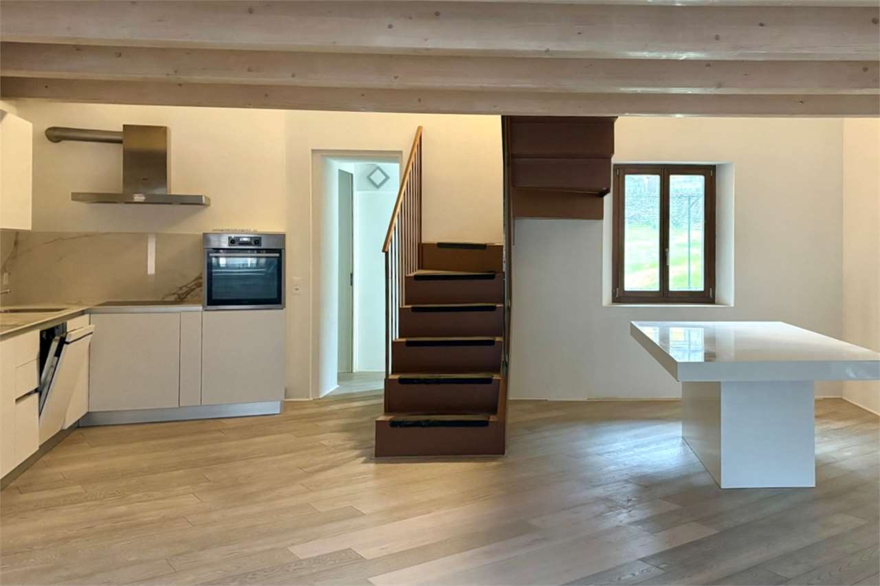 Offener Wohnbereich mit Küche und Treppe