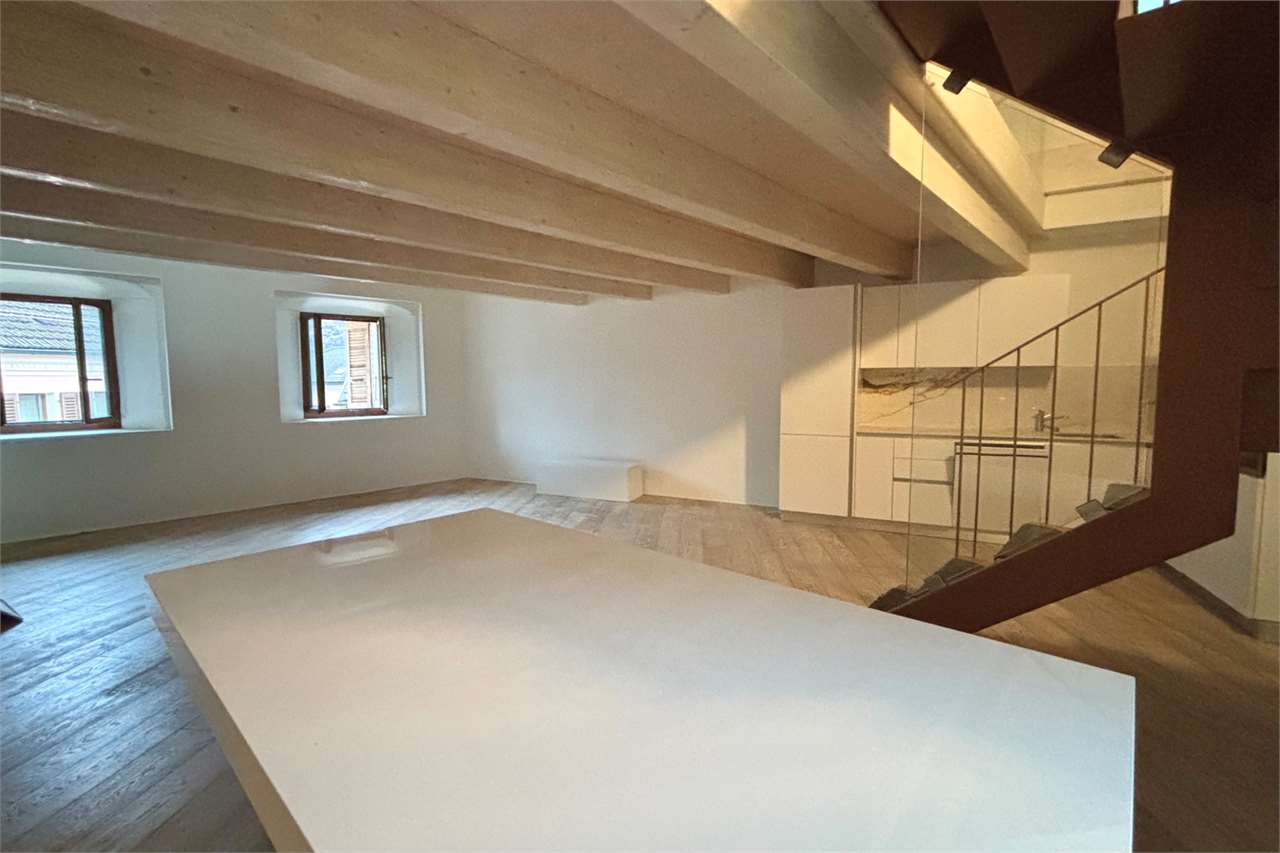 Heller Dachgeschossraum mit offener Küche und Treppe