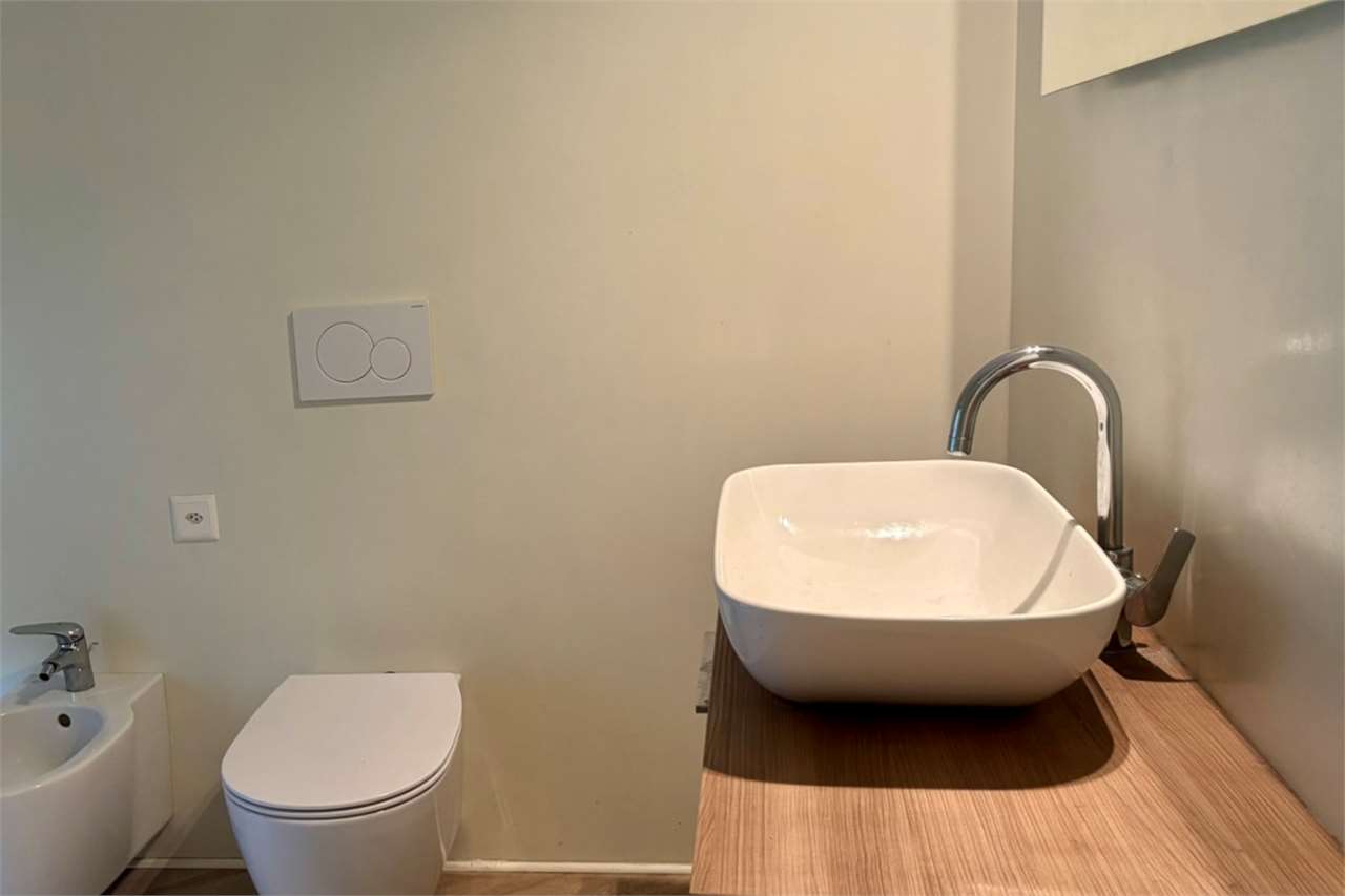 Gäste-WC mit Waschtisch und wandhängendem WC