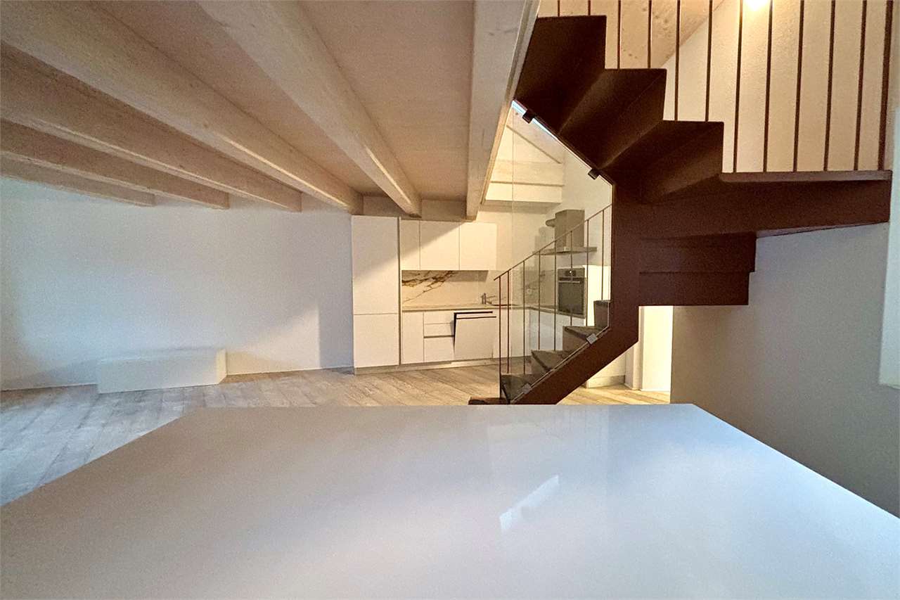 Offener Wohnbereich mit Treppe