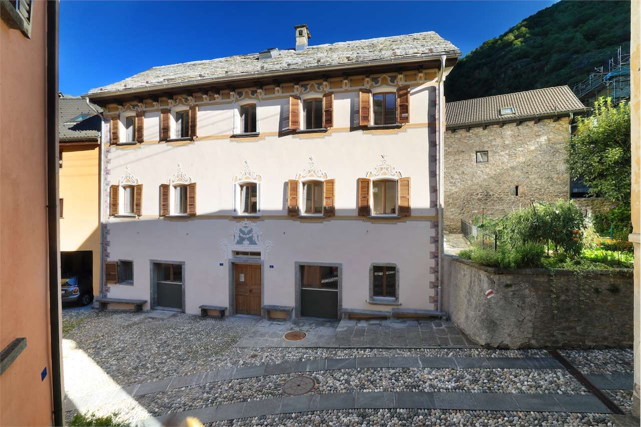 Historische Wohnhausfassade mit Holzläden