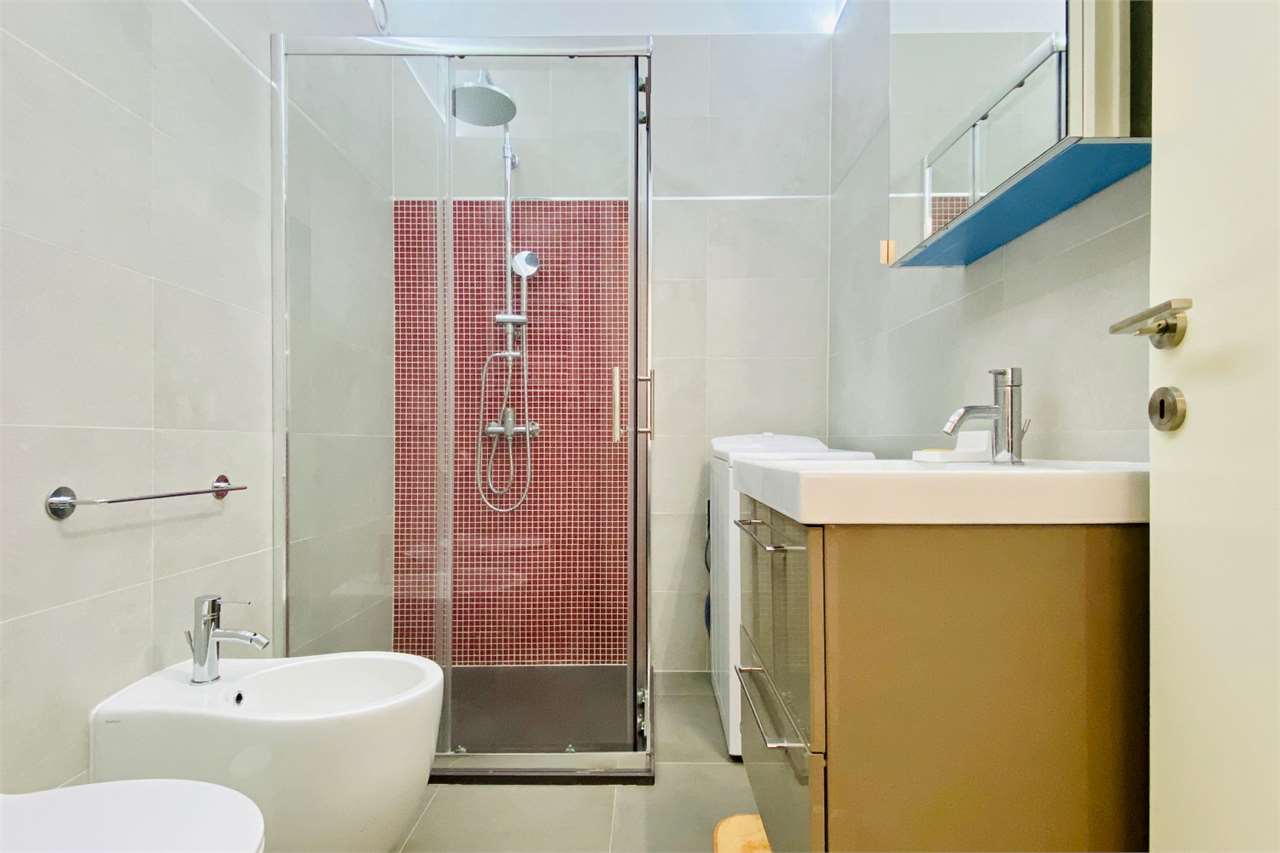 Modernes Badezimmer mit Dusche und Bidet