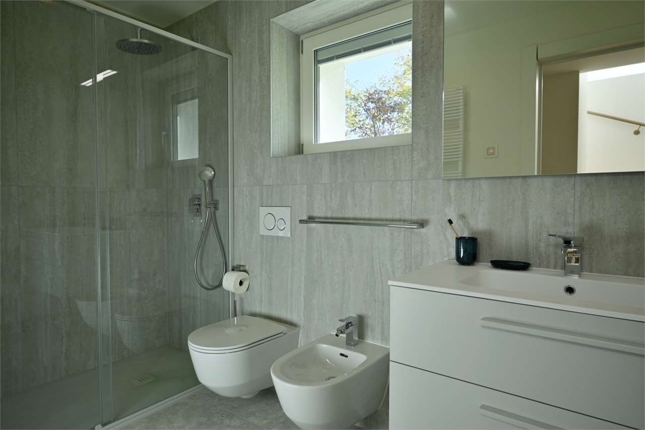 Modernes Badezimmer mit Dusche, WC und Waschtisch