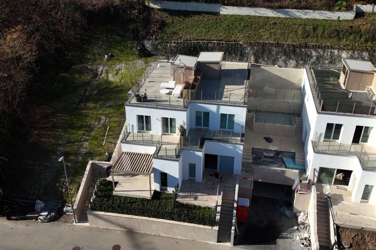 Luftaufnahme eines modernen Wohnhauses mit Dachterrassen