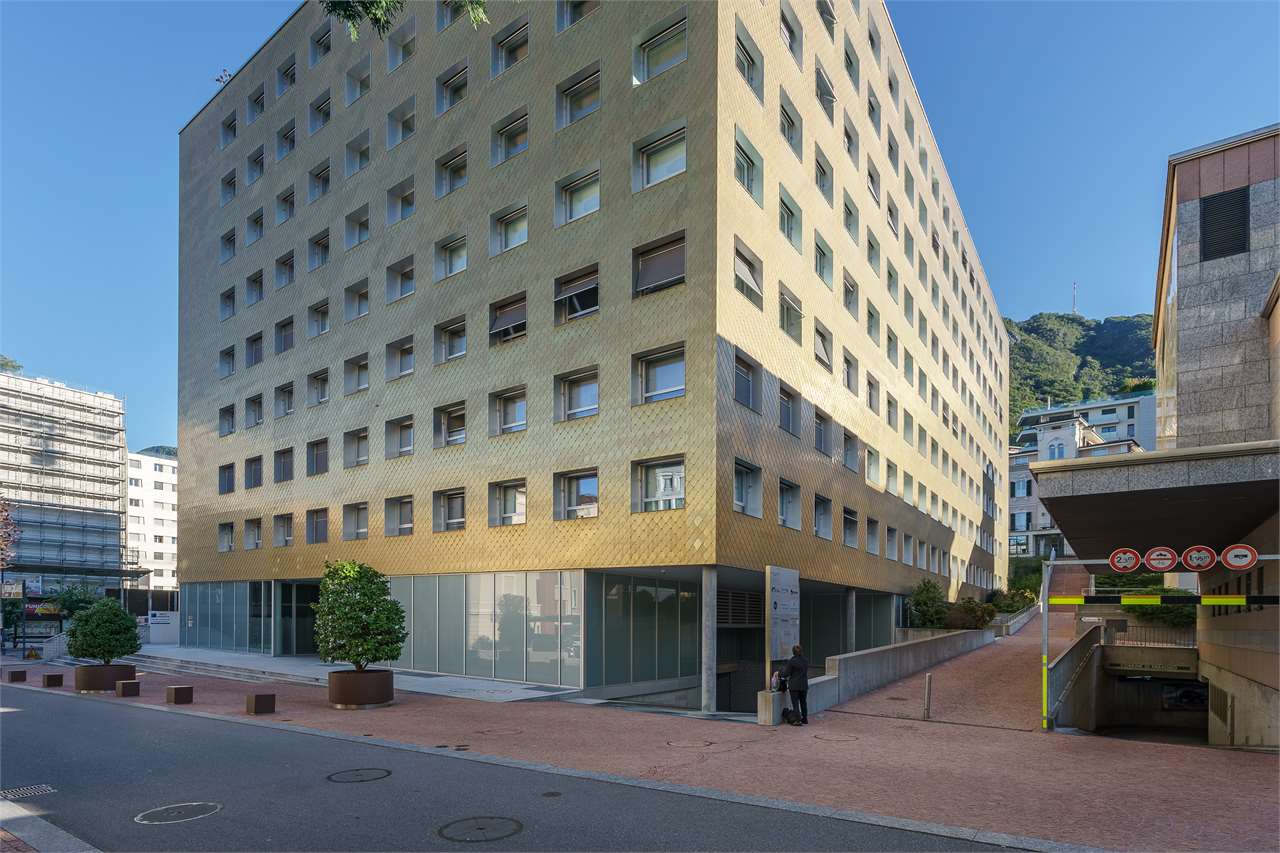 Modernes mehrgeschossiges Gebäude mit goldener Fassade