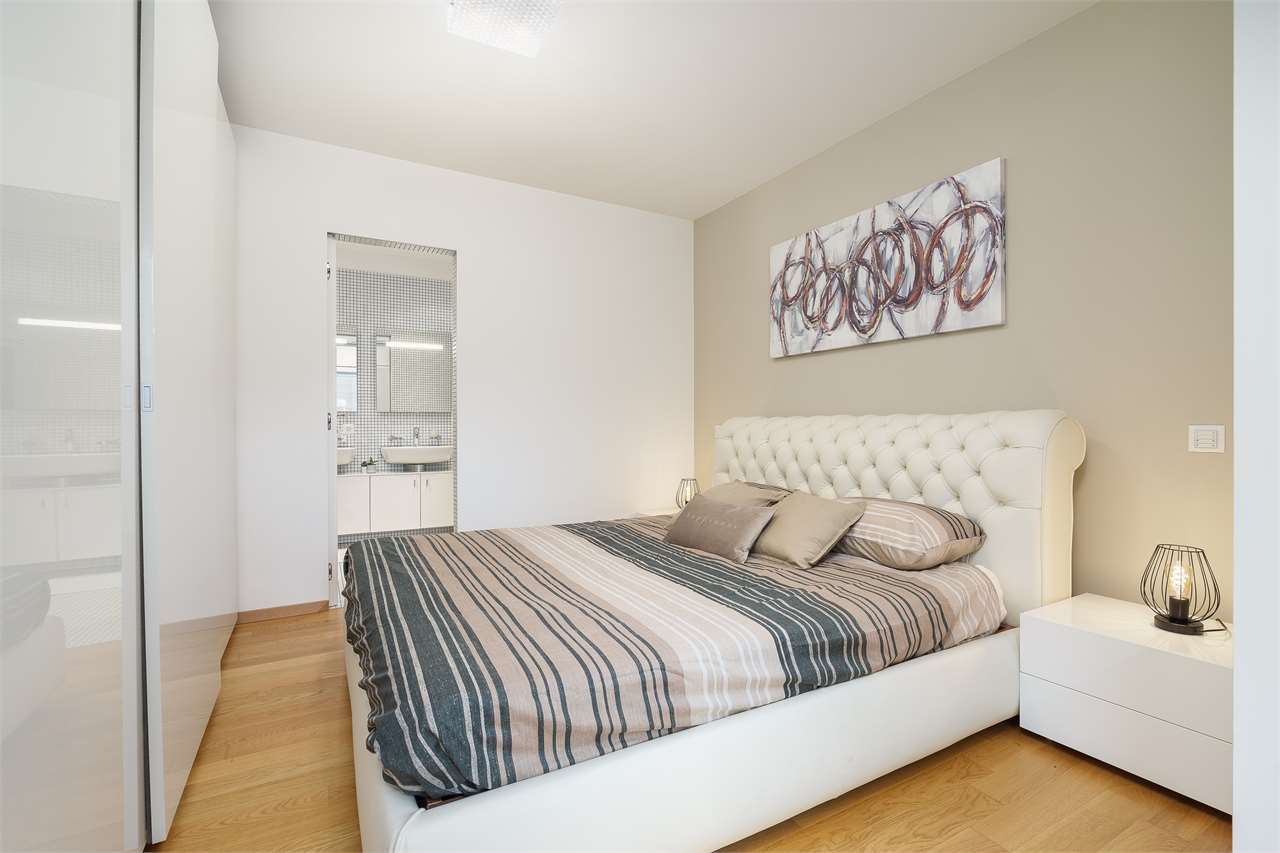 Modernes Schlafzimmer mit Doppelbett