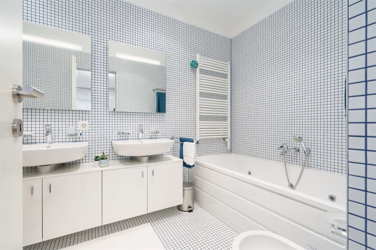 Modernes Badezimmer mit Doppelwaschtisch und Badewanne