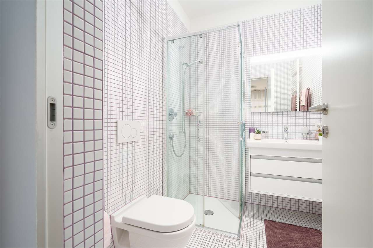 Modernes kleines Badezimmer