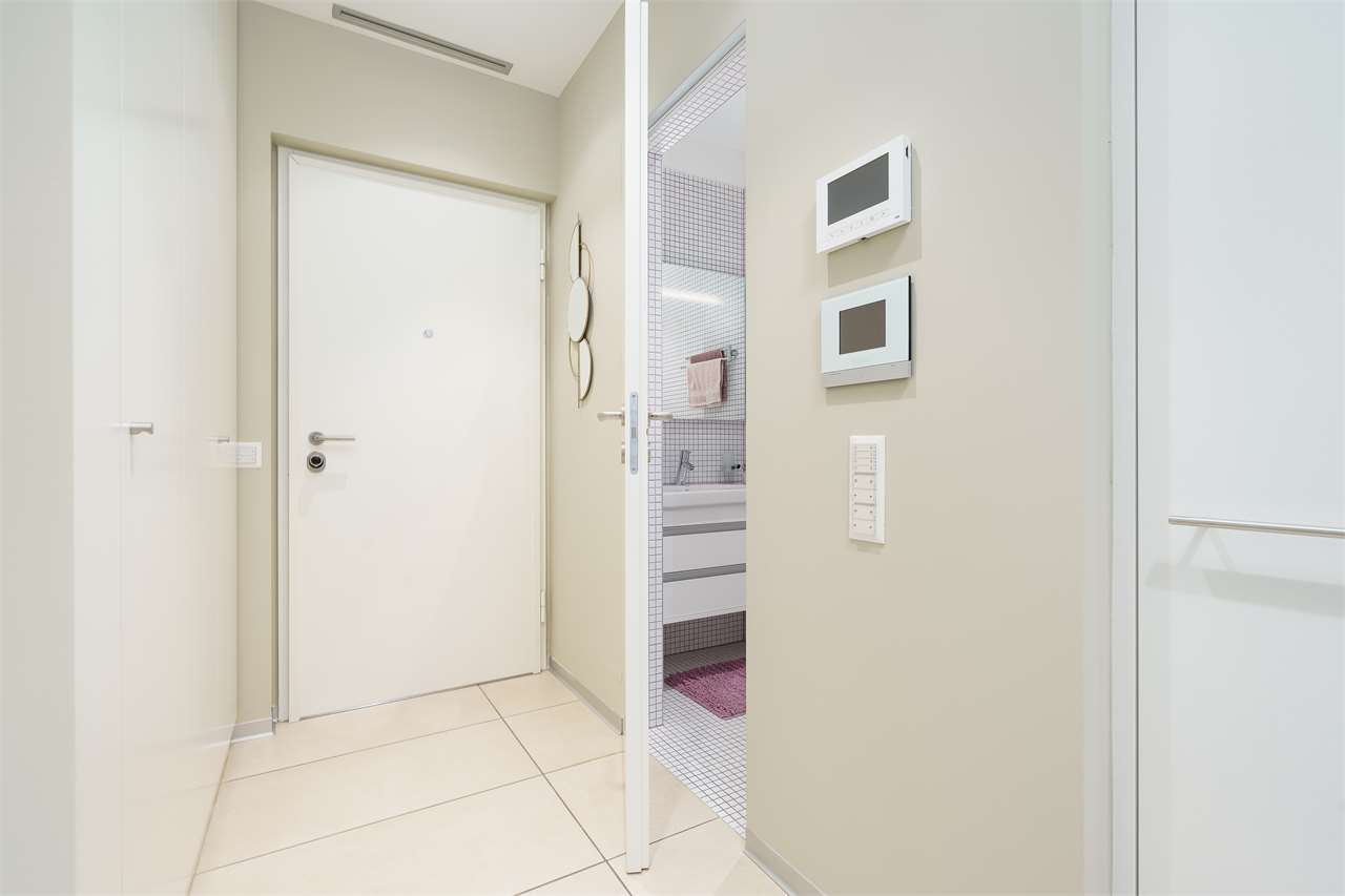 Heller Eingangsflur mit Blick ins Badezimmer