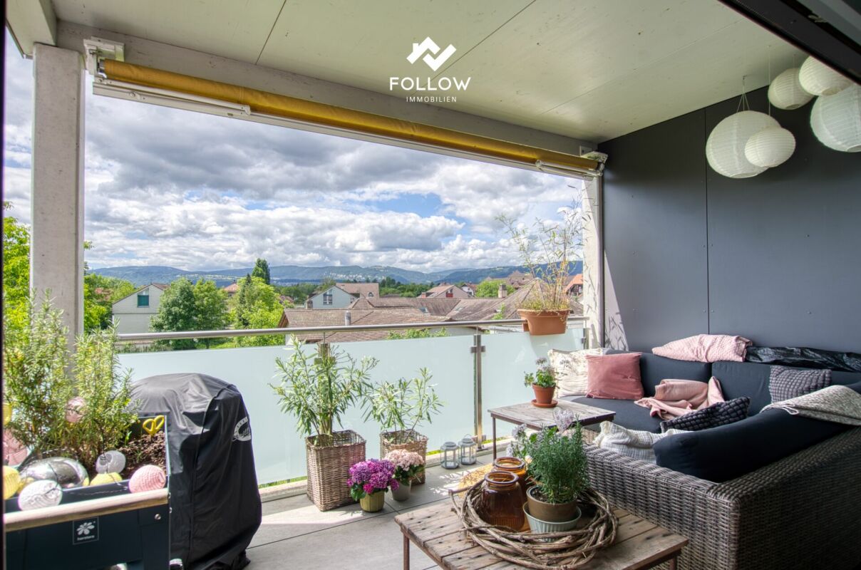 Balkon mit Lounge-Möbeln und Bergblick