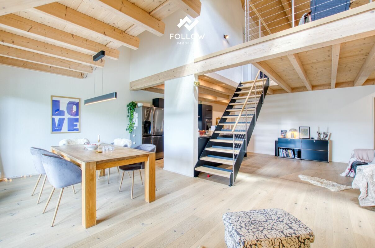 Offener Wohn-Essbereich mit Galerie und Holzdecke