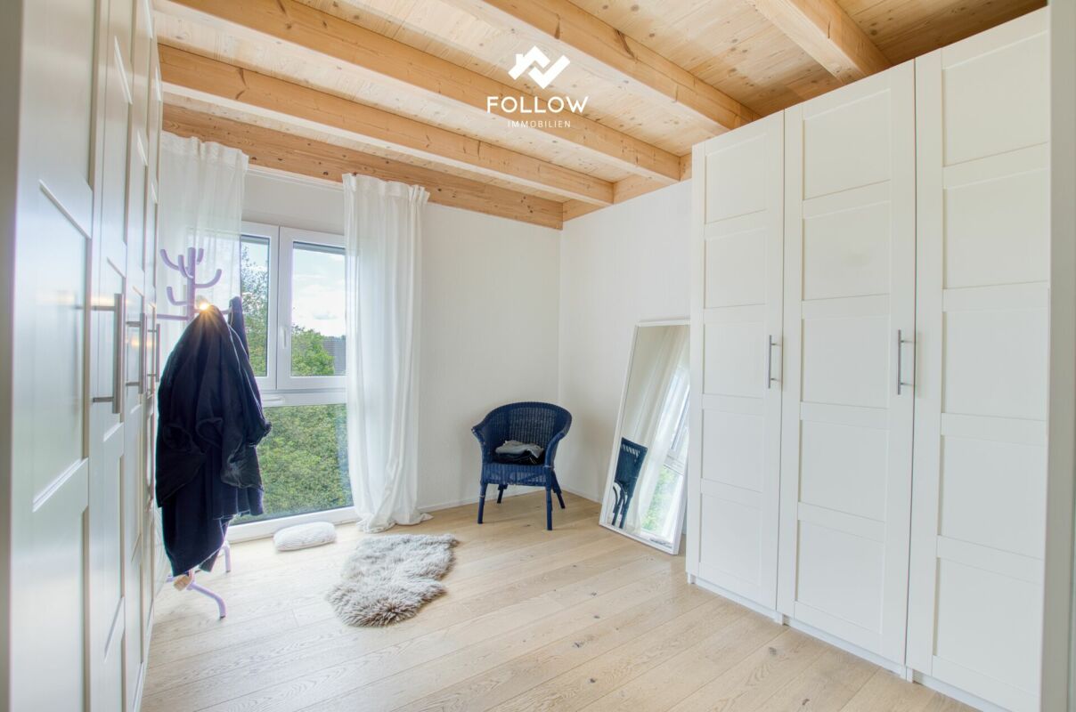 Helles Ankleidezimmer mit Holzbalkendecke