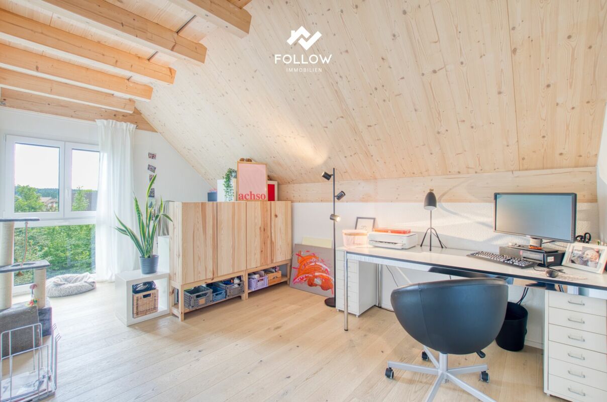 Helles Dachgeschoss-Büro mit Holzdecke