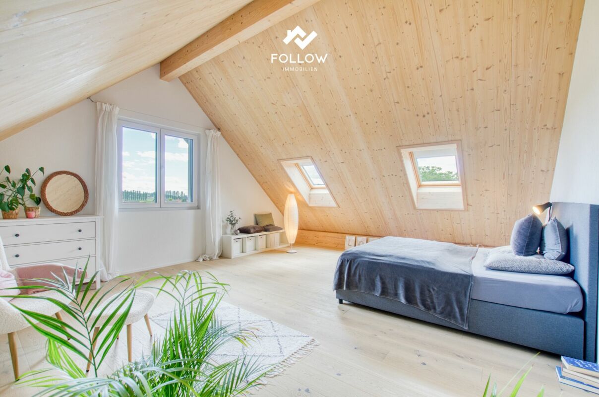 Helles Schlafzimmer im Dachgeschoss
