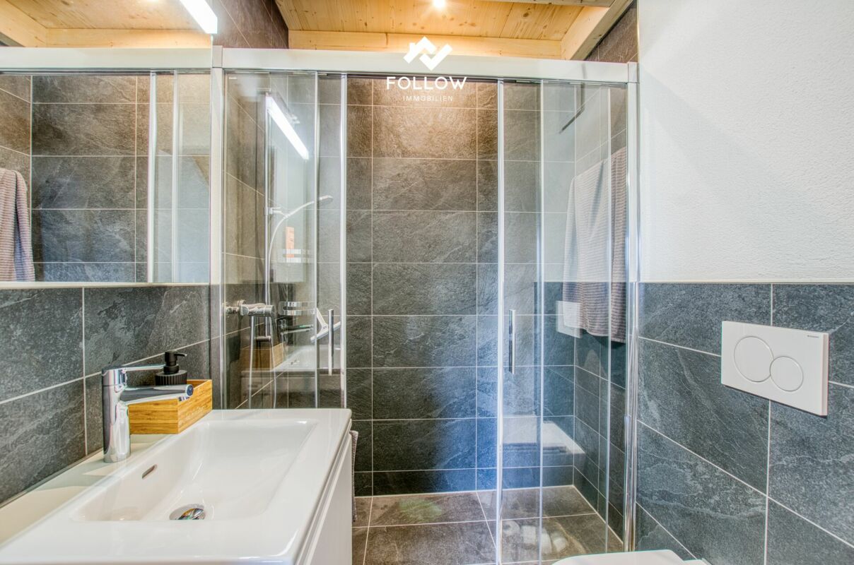 Modernes Badezimmer mit Glasdusche